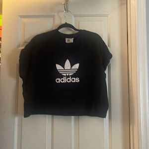 Cropped adidas shirt